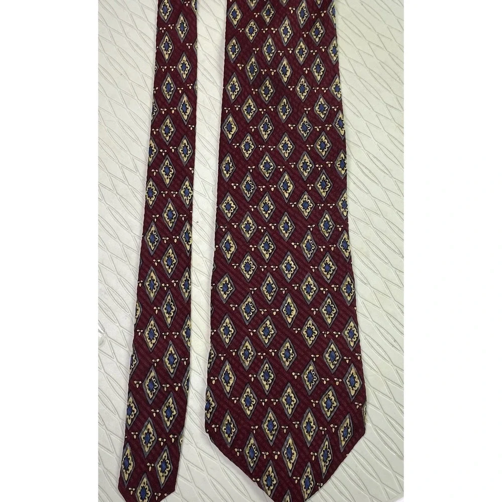 KENNETH COLE MENS TIE‎ RED W/BEIGE & BLUE 100% Silk 58